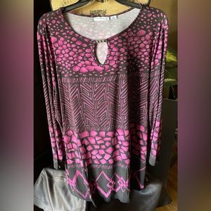 Susan Graver womens 2X top comfy style. Great color combo. Looks brand new.